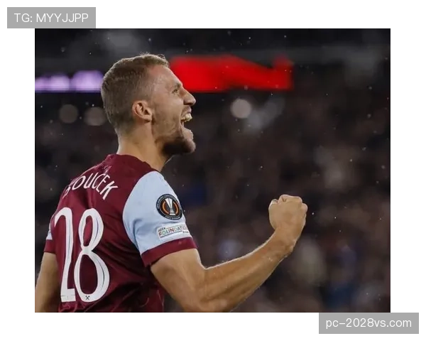 库杜斯在西汉姆战术体系中的跑位逻辑与角色功能解析